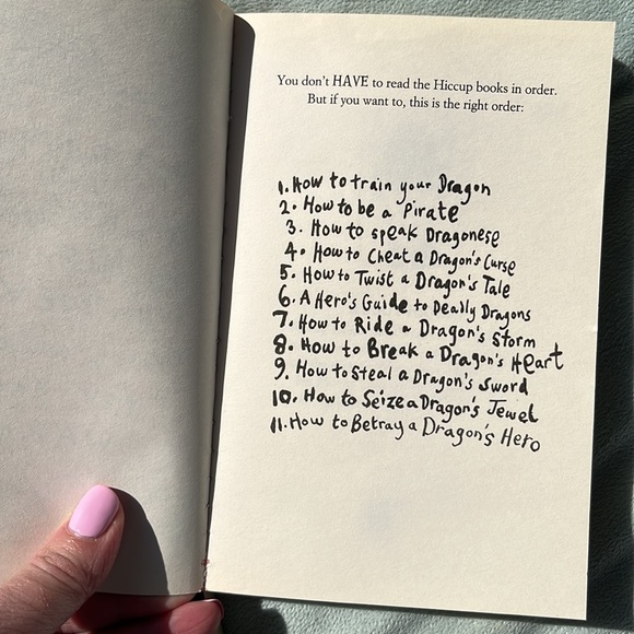 3 novels: How to train your dragon, How to Speak Dragonese,and Totally Winnie - Picture 15 of 15